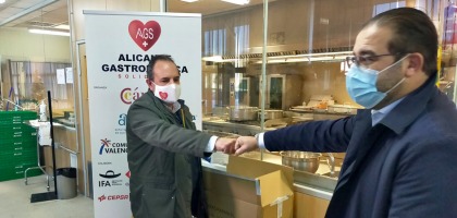 Safadifarma dona productos de protección para los voluntarios que reparten los menus solidarios de “Alicante Gastronómica”